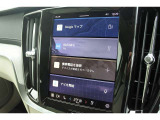 インストルメントパネルは僅かに運転席側へと傾けられているほか、余計なスイッチ類を可能な限り排し、運転に集中しやすい環境を造り出しています。