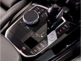 【シフト】スポーティーさを極めたなめらかなシフトチェンジが可能で、快適なクルージングからダイナミックな走りまで、さまざまな運転スタイルに適応いたします。