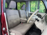 運転席まわりには十分なスペースがあり、大柄な方でもゆったり運転していただける環境です。