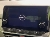 【メーカー純正ナビ】インテリアに溶け込むスタイリッシュな「専用設計」メーカーナビを装備♪視認性や操作性など基本性能にも優れ、より上質なカーライフをお楽しみいただけます。