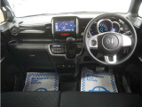 運転にかかわる様々な操作を安全に行えるように視点移動が少なく、操作性に配慮されたスイッチ類が凝縮されたコクピットです。