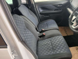 肘掛けも付いておりますので長距離運転も楽になります。