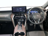 運転席周りのレイアウトをご覧ください。ナビゲーションが綺麗に装着されすっきり収まってますね!