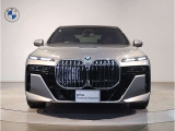 ☆BMWの代名詞とも言える【キドニーグリル】一目見ただけでBMW車であると認識できる確固たるアイコンとして存在感を放ちます☆