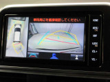 パノラミックビューモニター付きです。車両を上から見たような映像をナビゲーション画面に表示。運転席からの目視だけでは見にくい、車両周辺の状況をリアルタイムでしっかり確認できます。