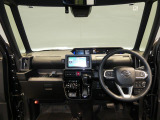 【見晴らしの良い運転席】フロントガラスが広く周囲を見渡しやすい設計です。視点が高いため遠くまで見通すことができ、運転に集中しやすい環境が整っています。