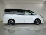 両側パワースライドドア付きだから、狭い駐車スペースなどでの 乗り降りラクラク!小さなお子さまのいるご家庭には嬉しい装備。