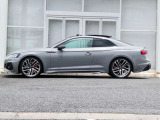 【オプション装備2】〇ブラックAudi ringsパッケージ 〇RSデザインパッケージ レッド 〇RSスポーツエキゾーストシステム 〇プライバシーガラス