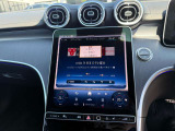 運転中にハンドルから手を離したり前方から目を逸らしたりすることなく、安全に各機能を操作する事ができます。