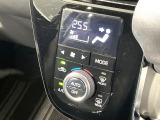 【オートエアコン】一度お好みの温度に設定すれば、車内の温度を検知し風量や温度を自動で調整。暑い&hellip;寒い&hellip;と何度もスイッチ操作をする必要はありません。快適な車内空間には必須の機能ですね♪