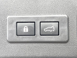 【パワーバックドア】スマートキーや運転席のボタンを押すだけでリアゲートが自動で開閉します!荷物を持っている時や、高い位置にあるバックドアを閉める際に便利な機能です♪