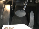 【ペダル】BMWはオルガン式アクセルペダルを採用しています。踏み込む足とペダルが同じ軌跡を描くため、かかとがずれにくく、アクセルコントロールがよりしやすくなるメリットがあります。