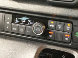 【オートエアコン】一度お好みの温度に設定すれば、車内の温度を検知し風量や温度を自動で調整。暑い&hellip;寒い&hellip;と何度もスイッチ操作をする必要はありません。快適な車内空間には必須の機能ですね♪