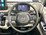 インテリアに合わせたデザインのステアリングは、運転される方のことも考え、運転しやすい形状、大きさです。是非一度、実際に触ってお確かめください。