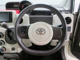 ステアリングから手を離さず、運転に集中したままオーディオ等の操作ができます。