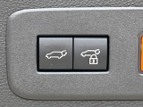 【パワーバックドア】スマートキーや運転席のボタンを押すだけでリアゲートが自動で開閉します!荷物を持っている時や、高い位置にあるバックドアを閉める際に便利な機能です♪