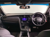 運転席は、大きな座面と包み込むような背もたれがドライバーの身体全体をしっかり支えます。上質なシート素材と座り心地のよいクッションを採用し、長時間の運転やコーナーの多い道も快適です