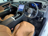 メルセデスのシートは、少し硬めに出来ておりますので、長時間の運転でも疲れにくく、安全にドライビングをお楽しみ頂けます