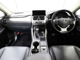 上質で落ち着いた印象のインパネ。視界も広々で運転しやすいです。