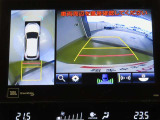 車両を上から見たような映像を映し出すパノラミックビューモニター付きです。