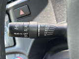【オートワイパー(AUTO)】雨が降り出した時に、雨滴検出用センサー(レインセンサー)が雨滴を感知すると、自動でワイパーが動作します。