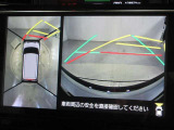パノラミックビューモニター付きです。車両を上から見たような映像をディスプレイオーディオ画面に表示。運転席からの目視だけでは見にくい、車両周辺の状況をリアルタイムでしっかり確認できます。