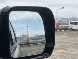 【ブラインドスポットアシスト】車線変更時に目視できない車を検知すると、検知した側のミラーに警告ライトが点灯。更にステアリングを制御し、アシストします。