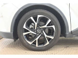 純正アルミホイール付きです!鉄ホイールと違って軽いので燃費にも影響してきます。ガソリンの高騰にも少しは貢献するかと思います。