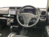 運転席まわりです。 各操作スイッチは使いやすい位置に配置されてます。
