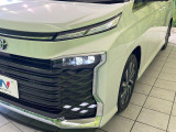 【LEDヘッドライト】悪天候や夜間走行時も良好な視界を確保し安心して運転できる高輝度LEDヘッドライトを装備!点灯速度が早く、消費電力も抑えられています。