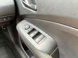 運転席側のドア部。こちらのスイッチでドアミラーの角度調整やパワーウィンドーの操作が可能になります。