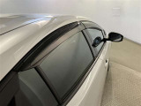 サイドバイザーは、雨天時でも窓を少し開けて換気が出来ます。車内の空気を入れ替えて心地よいドライブを!