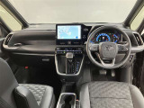 ガラス部が広く視界良好な運転席です。