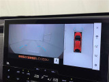 パノラミックビューモニターシステムが付いているので車の上から見た映像が確認できますよ。 一目で車両周辺の情報を確認できますが、直接安全をご確認下さい。