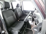 高いホールド性で運転姿勢が安定します。長距離ドライブでも疲れにくいのが魅力です。快適なドライビングライフをお送りください♪