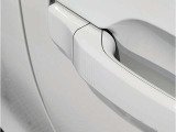 【デザインとの融合】BMWデザイナーが創り出したボディデザインを損なう事のない様に配置とデザインに拘っています。ドアノブについてもBMWの拘りに妥協はありません。