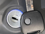 【キーレス】少し離れた場所からでもボタン一つでドアの開錠・施錠ができるのでとっても便利!ドアの鍵穴周りに傷をつけることもありません♪
