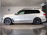 BMWではロングホイールベースの採用をしており、すべての車種に適用され、走行中の安定感の向上されております。また室内空間の広さにも貢献しております。