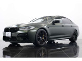 マッドグリーンが特徴的なBMW Individualオーダーのペイントや、内装のフルレザーメリノが大変貴重な1台です。