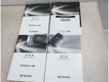 メンテナンスノート、取扱説明書です。 その車の整備記録が事細やかに記録されています。 車が生まれてから今までどのような道を歩んできたのか判るとても重要な物ですよ。