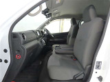 収納も便利で使いやすい。小物や大切な物をやさしく収納。カップホルダーの位置も使いやすいです♪