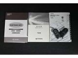 保証書・記録簿・取扱説明書と揃っていいます。キーの電池は新品にお取替えしてから納車させて頂きます。