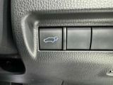 電動式バックドアです。 荷物を持ったままでもボタン一つで自動的に開け閉めできるので便利ですよ。 挟み込み防止機能も付いていますのでお子様の手や荷物を挟み込むのを防いでくれますよ。