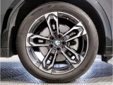 BMWの純正アロイホイールは軽量かつ強度にも優れているホイールで走行性能を引き上げる設計になっております。足元にもBMWは妥協がなくこだわっている個所になります。