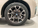 BMWの純正アロイホイールは軽量かつ強度にも優れているホイールで走行性能を引き上げる設計になっております。足元にもBMWは妥協がなくこだわっている個所になります。