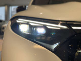 [マルチビームLEDヘッドライト]を装備。「AUTO」にしておくことで夜間走行時に自動でハイビームに変更したり、対向車が来た場合は中央線側のヘッドライトのみの光量を下げる等を自動で行います。