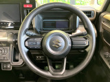 インテリアに合わせたデザインのステアリングは、運転される方のことも考え、運転しやすい形状、大きさです。是非一度、実際に触ってお確かめください。