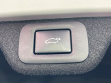 【パワーバックドア】スマートキーや運転席のボタンを押すだけでリアゲートが自動で開閉します!荷物を持っている時や、高い位置にあるバックドアを閉める際に便利な機能です♪