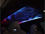 【サンルーフ】高級車のマストアイテムのガラス・サンルーフ。開放感のある室内空間を演出してくれます。