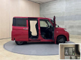 狭いスペースでも、隣の車を気にせず開閉出来るスライドドア。どんな場所でもドアを十分に大きく開くことが出来るので乗り降りや荷物を載せるのに便利です。